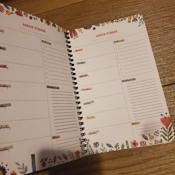 Owlcrate Floral Reading Planner book - Picture 8 of 9